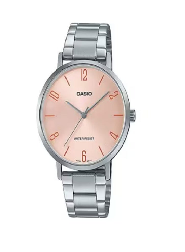 ساعة كاسيو التناظرية النسائية متوسطة الحجم، بمينا بلون الخوخ/الوردي، وسوار من الفولاذ المقاوم للصدأ، ومقاومة للماء