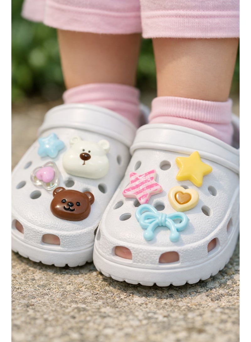 زينة أحذية سيليكون لطيفة لـ "كروكس" (Crocs) — إكسسوارات أحذية خفيفة بتصاميم كرتونية مبتكرة للأطفال — طقم مجسمات على شكل دب وفيونكة — متعدد الألوان — 8 قطع - Image 3