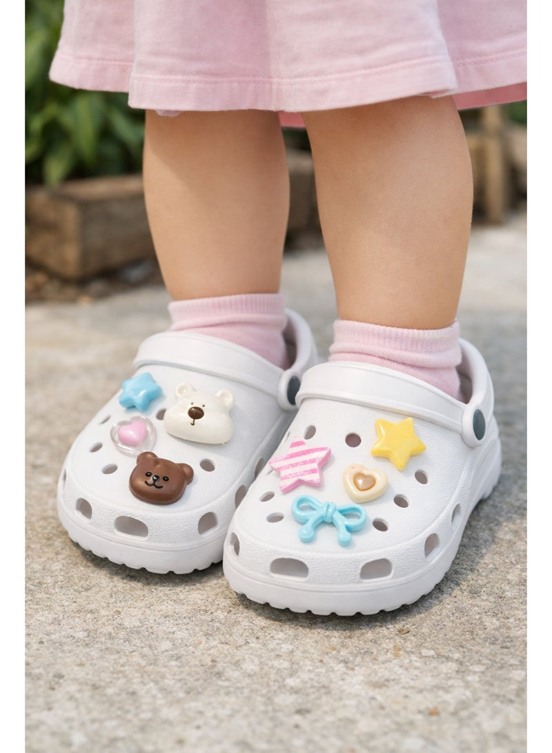 زينة أحذية سيليكون لطيفة لـ "كروكس" (Crocs) — إكسسوارات أحذية خفيفة بتصاميم كرتونية مبتكرة للأطفال — طقم مجسمات على شكل دب وفيونكة — متعدد الألوان — 8 قطع - Image 1