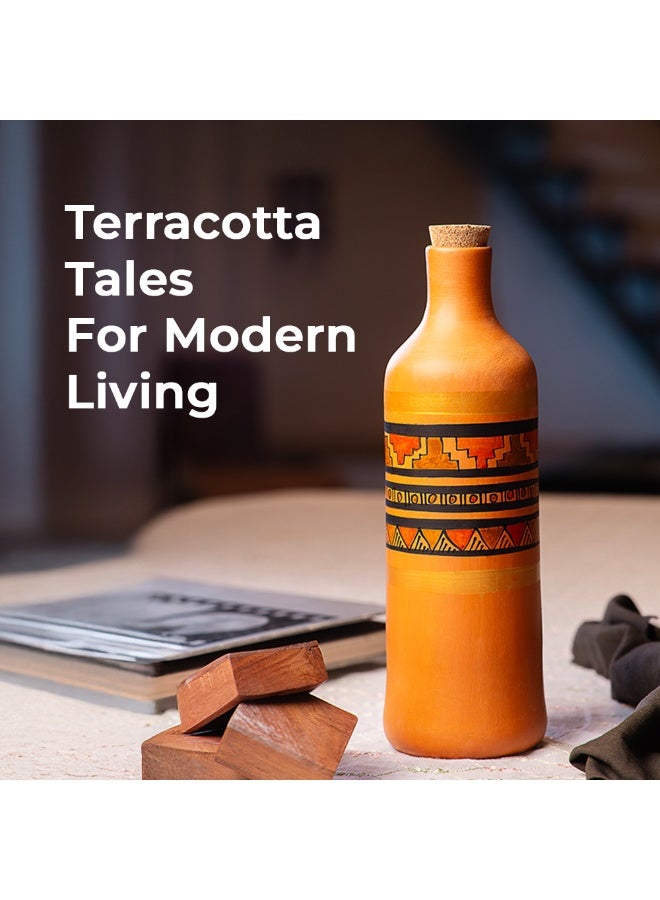 ارك زجاجة ماء من آرك ميزون تيراكوتا | طين طبيعي | زجاجة ترطيب بمقبض وغطاء من الفلين | مطلية يدويًا | تصميم شعبي حرفي | صديقة للبيئة | مستدامة | زجاجة طينية ذاتية التبريد | سعة لتر واحد - Image 3