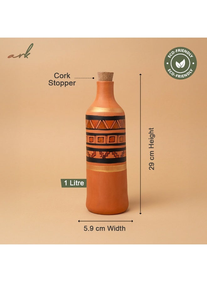 ارك زجاجة ماء من آرك ميزون تيراكوتا | طين طبيعي | زجاجة ترطيب بمقبض وغطاء من الفلين | مطلية يدويًا | تصميم شعبي حرفي | صديقة للبيئة | مستدامة | زجاجة طينية ذاتية التبريد | سعة لتر واحد - Image 2