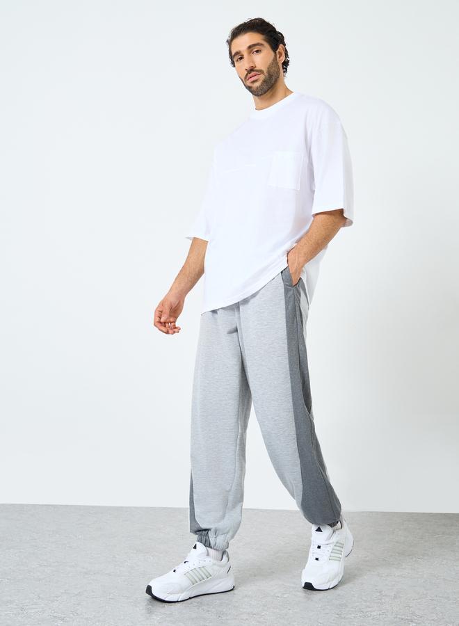 ستايلي بنطلون جوجر ستايلي بقصة مريحة ولونين مع رباط - Image 2