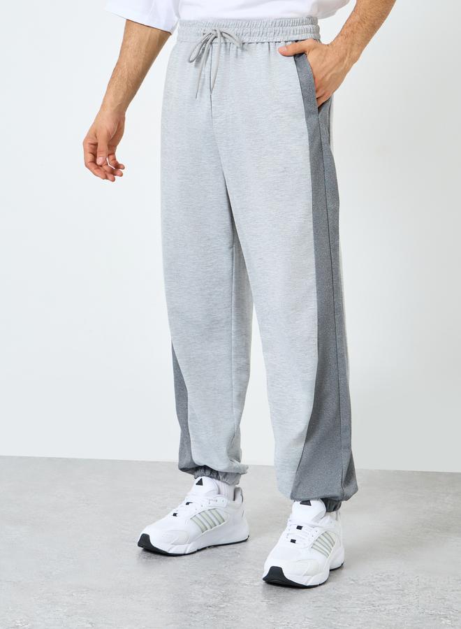 ستايلي بنطلون جوجر ستايلي بقصة مريحة ولونين مع رباط - Image 3