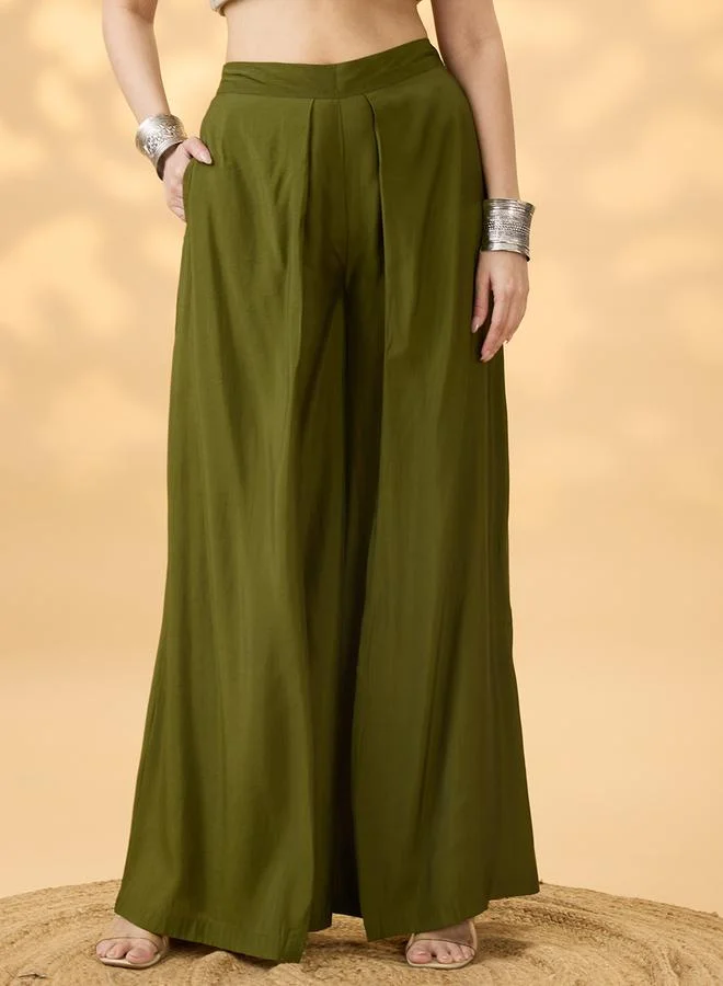 جلو باص بنطال بأرجل واسعة وخصر عالي مع كسرات