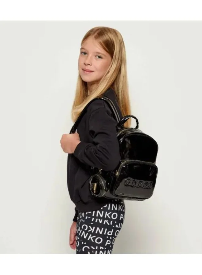 جس حقيبة ظهر مزينة بشعار العلامة التجارية