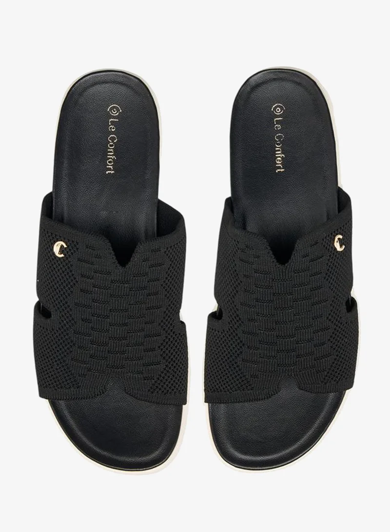 لو كونفورت صنادل نسائية مريحة بتفاصيل مقصوصة