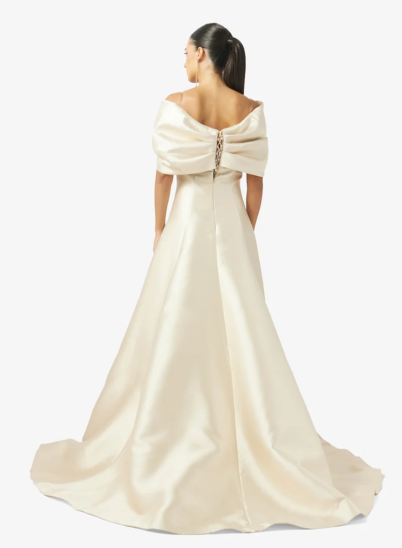 نمشي x فستان سهرة مكشوف الكتفين