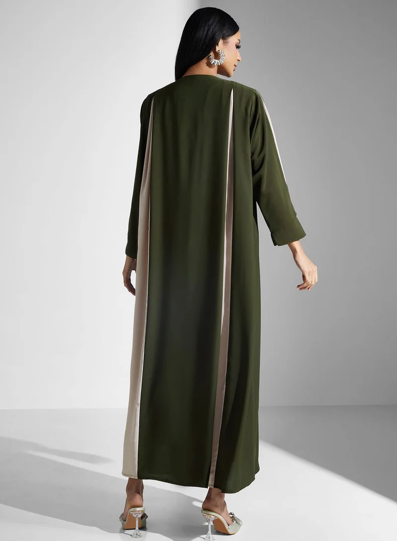 Meem by Mariyah Contrast Detail Abaya