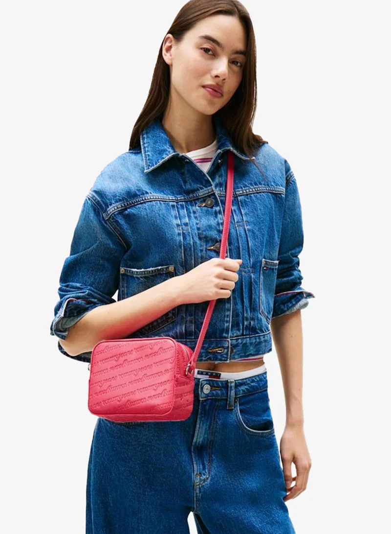 تومي جينز حقيبة كروس بودي بشعار محفور