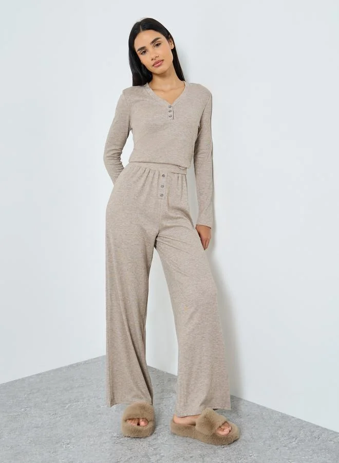 ستايلي طقم بيجاما من بلوزة ناعمة مضلعة وشريط أزرار