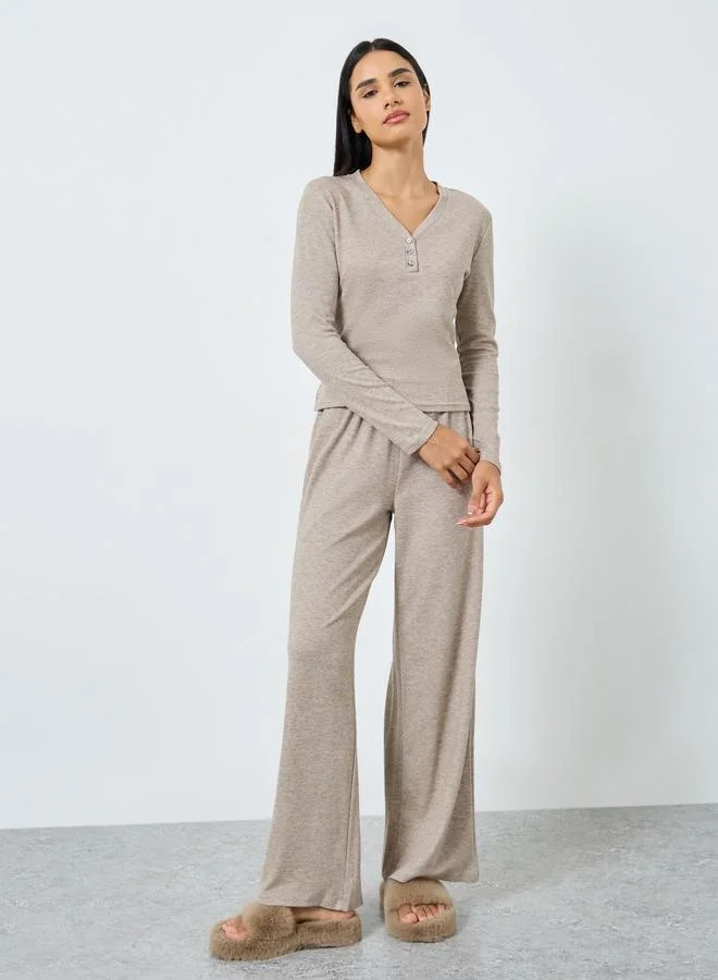 ستايلي طقم بيجاما من بلوزة ناعمة مضلعة وشريط أزرار