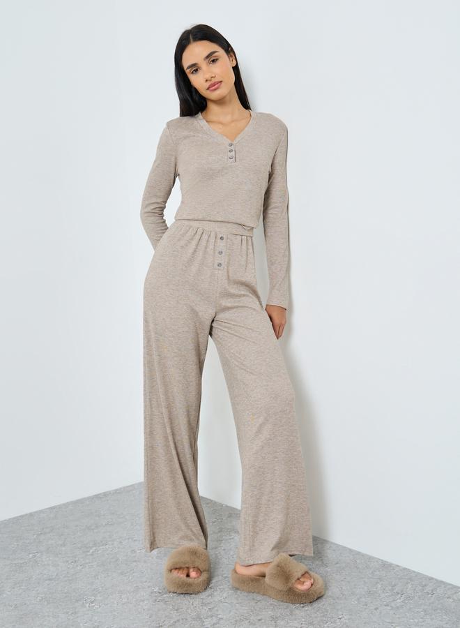 ستايلي طقم بيجاما من بلوزة ناعمة مضلعة وشريط أزرار - Image 1