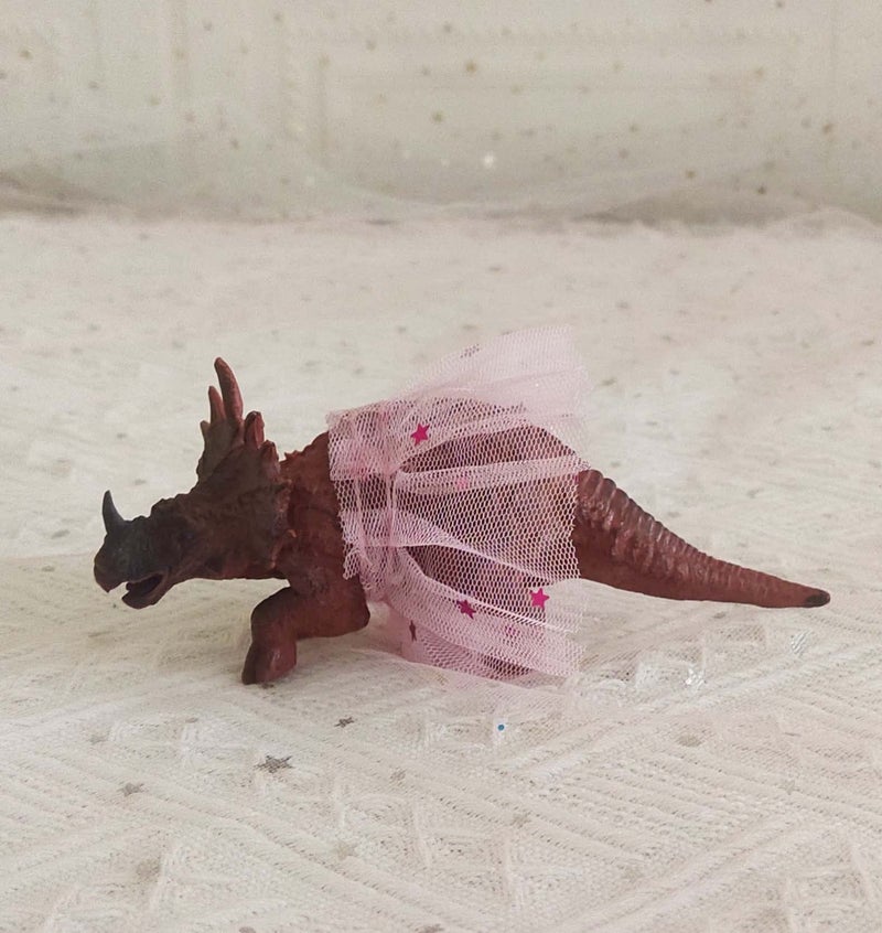 Qoadwem Triceratops Cake Topper مع فستان Tutu للفتيات Dinosaur حفلة عيد ميلاد تحت عنوان - Image 5