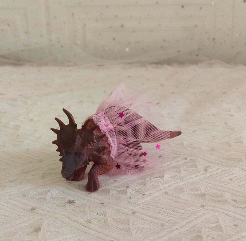 Qoadwem Triceratops Cake Topper مع فستان Tutu للفتيات Dinosaur حفلة عيد ميلاد تحت عنوان - Image 4