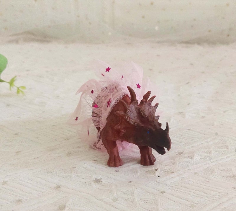 Qoadwem Triceratops Cake Topper مع فستان Tutu للفتيات Dinosaur حفلة عيد ميلاد تحت عنوان - Image 3