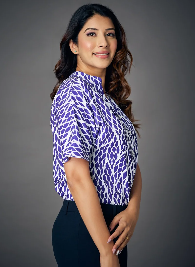 زجزاج بلوزة زرقاء بأكمام جناح الخفاش ورقبة مدببة