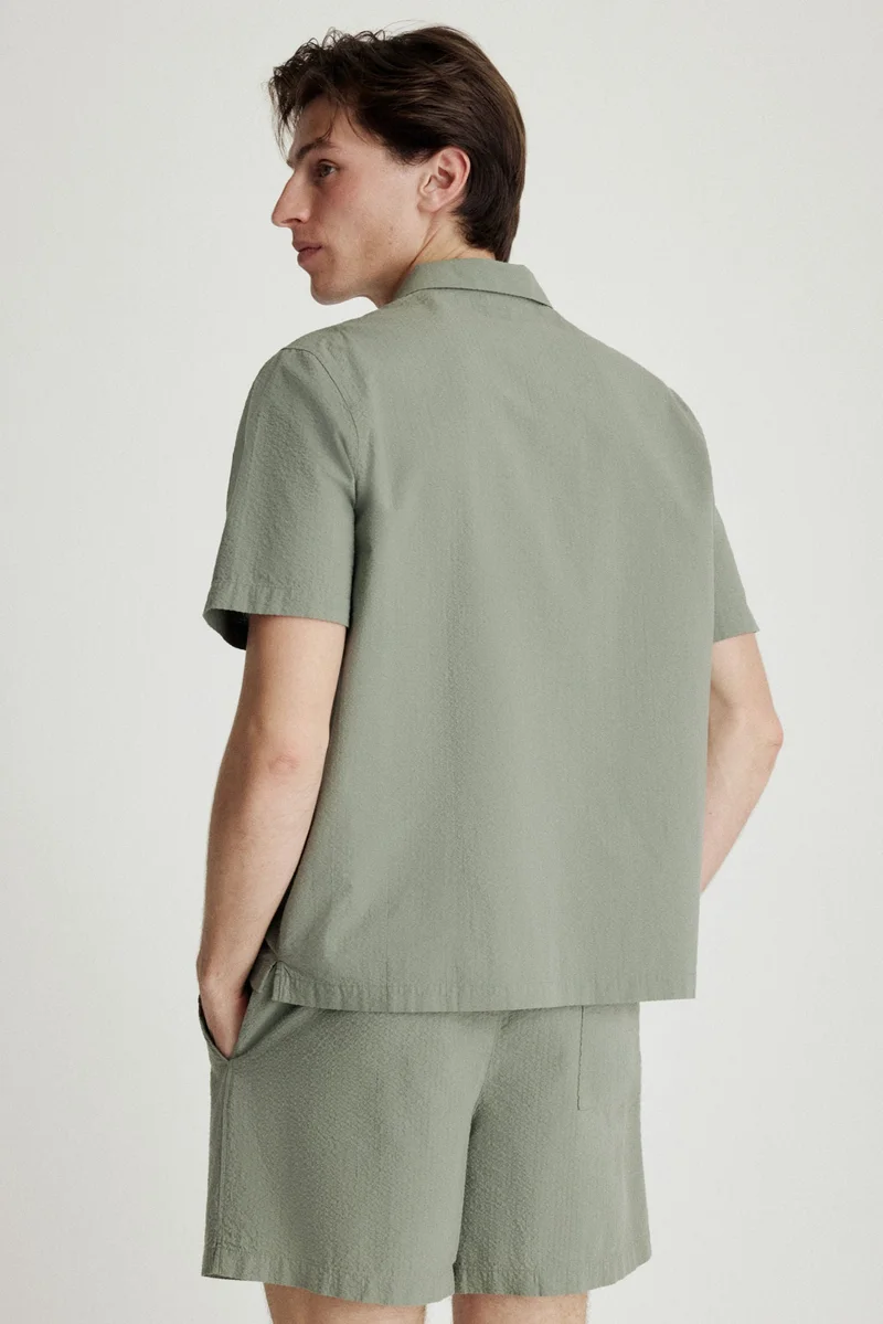 اتش اند ام بيجاما من قميص وشورت من النسيج المضلع