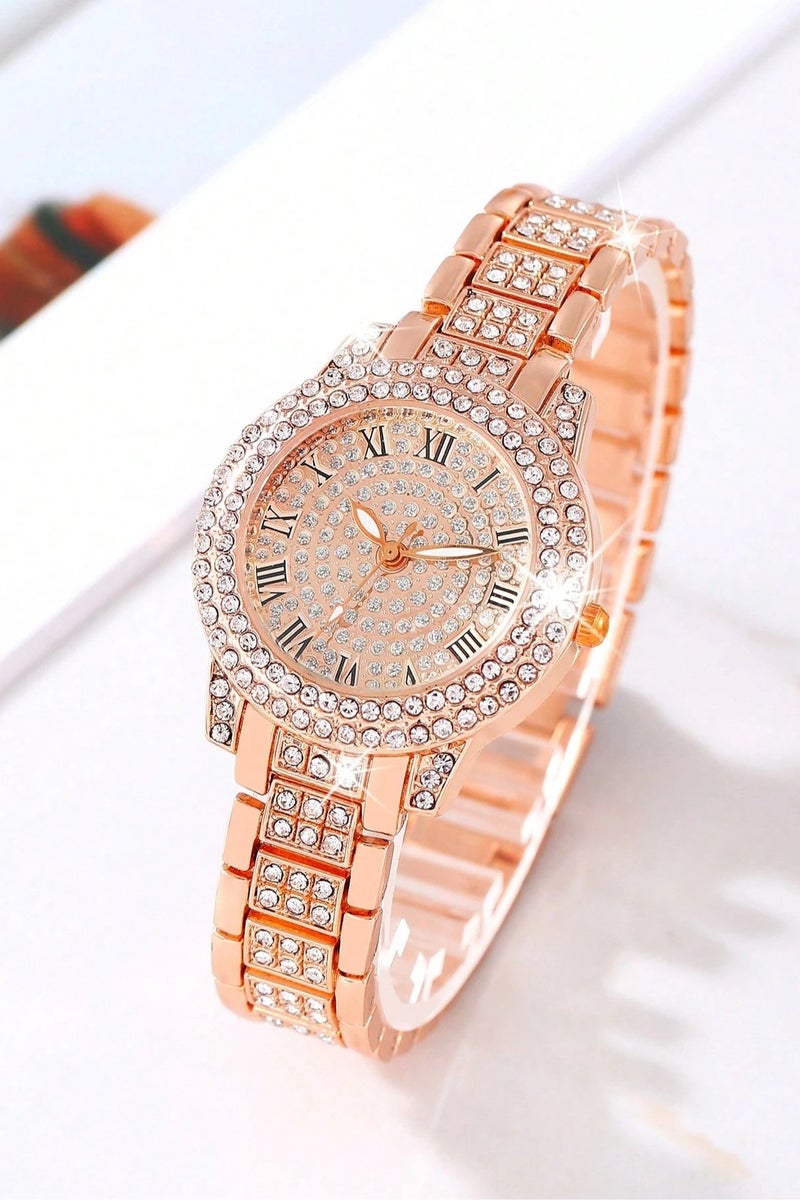 اكسسوار نسائي فاخر مجموعه من 5  قطع تحتوي على ساعه نسائيه ، سوار ، سلسال, اقراط  و خاتم  باللون الوردي الذهبي تصميم عصري  مجموعه مقاومه للصدا مناسبه لتقديمها كهديه لم تحب ، هديه تخرج ، هدايا اعياد ميلاد و لجميع المناسبات الخاصه بدون علبه - Image 3