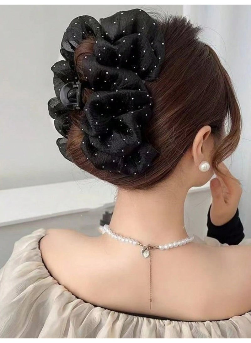 قطعتين مشبك شعر باللون الاسود و الابيض بتصميم فيونكة كبيرة يضيف لمسة أنثوية وراقية لأي تسريحة شعر يمنح تسريحتك حجمًا وشكلًا جميلًا بسهولة. - Image 3