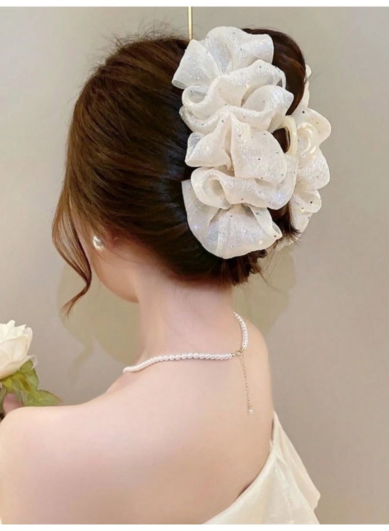 قطعتين مشبك شعر باللون الاسود و الابيض بتصميم فيونكة كبيرة يضيف لمسة أنثوية وراقية لأي تسريحة شعر يمنح تسريحتك حجمًا وشكلًا جميلًا بسهولة. - Image 4