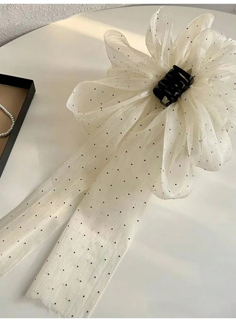 قطعتين مشبك شعر باللون الاسود و الابيض بتصميم فيونكة كبيرة يضيف لمسة أنثوية وراقية لأي تسريحة شعر يمنح تسريحتك حجمًا وشكلًا جميلًا بسهولة. - Image 5