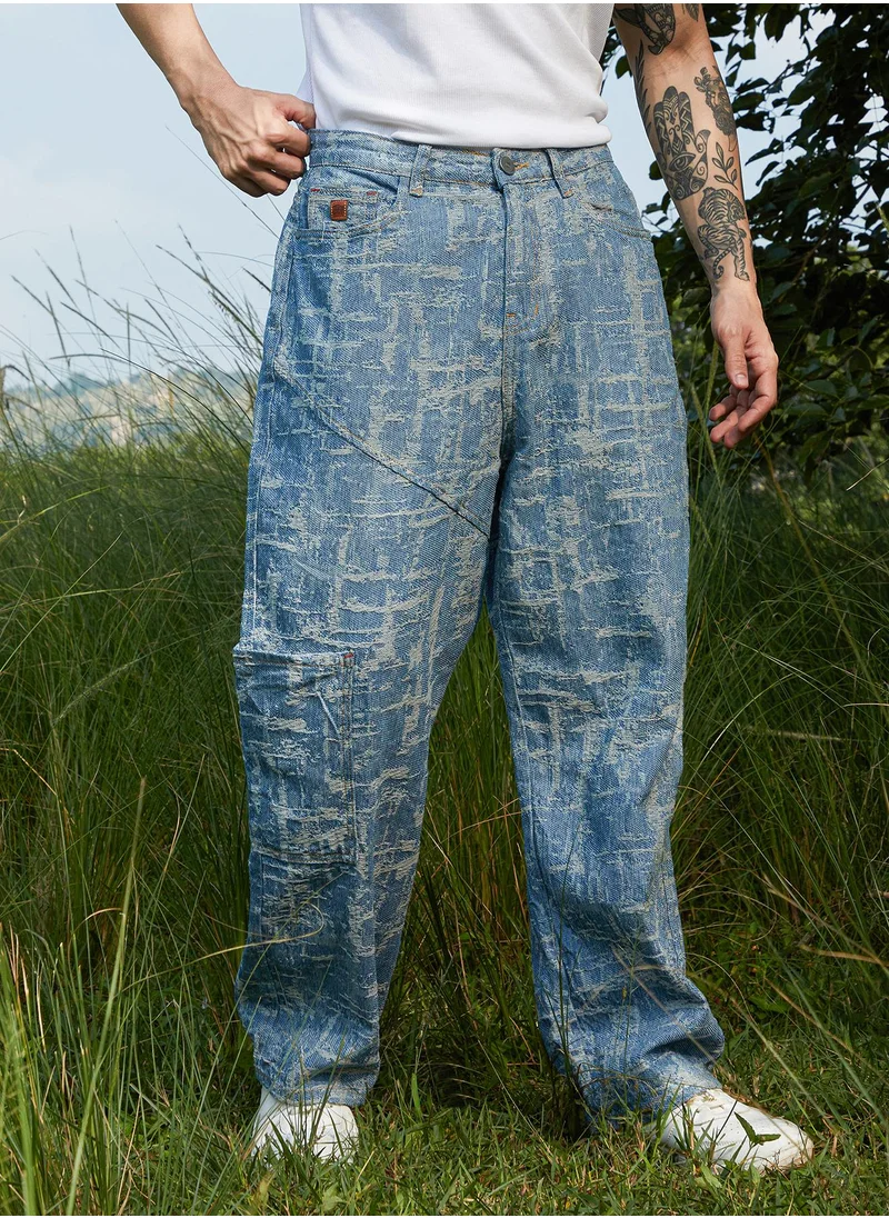 كامبوس سوترا Campus Sutra Men's Light Blue Textured Baggy Denim Jeans For Casual Wear | Light-Wash | Low-Rise | Button Closure | Denim Jeans Crafted With Comfort Fit For Everyday Wear