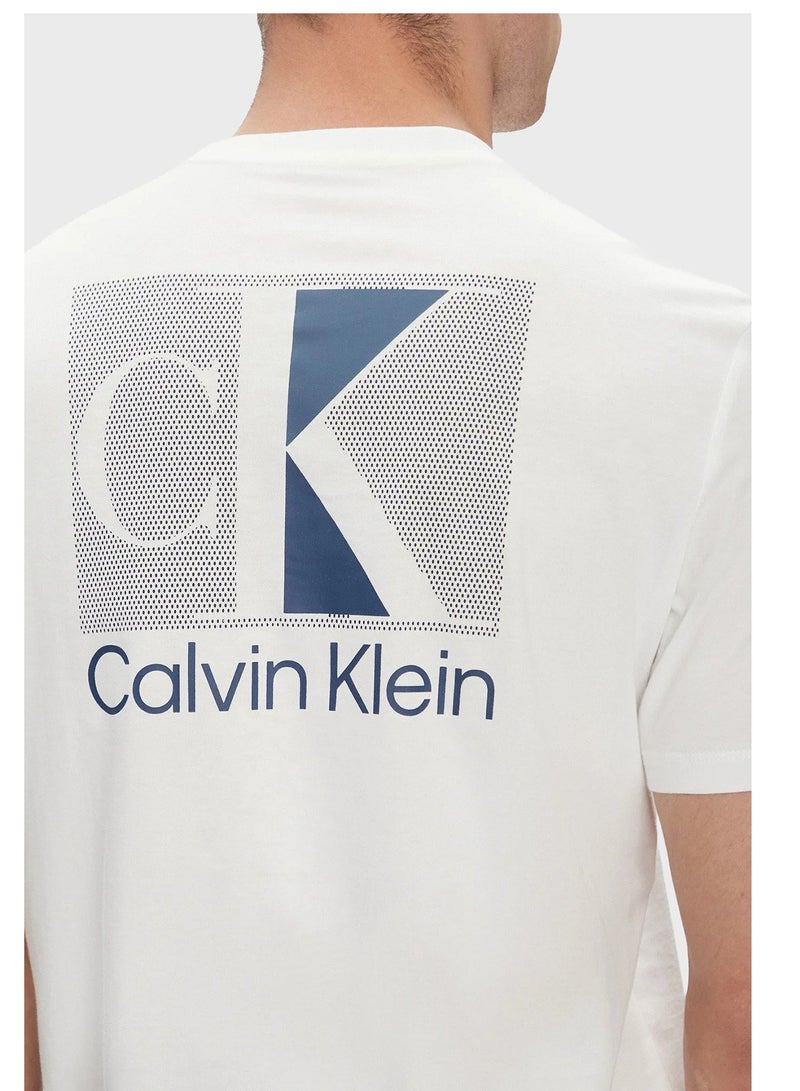 كالفن كلاين تيشيرت بقصة عادية بطبعة جرافيك - Image 4