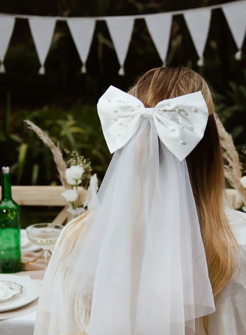 Talking Tables Bride to Be White Pearl Bow Veil