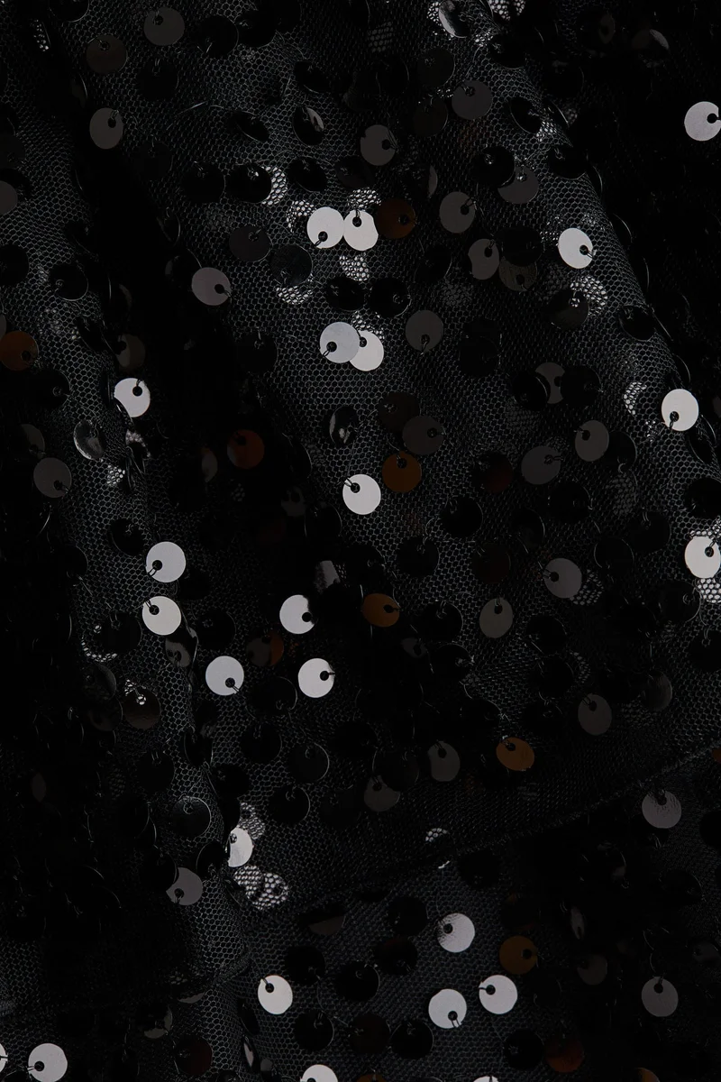 اتش اند ام تنورة من التول المزين بالترتر