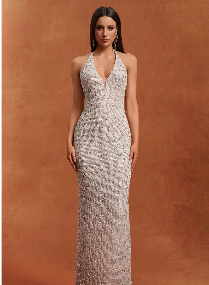 بيلا بارنيت فستان ماكسي بدون أكمام بياقة على شكل حرف  بتصميم ألماس من إيبي