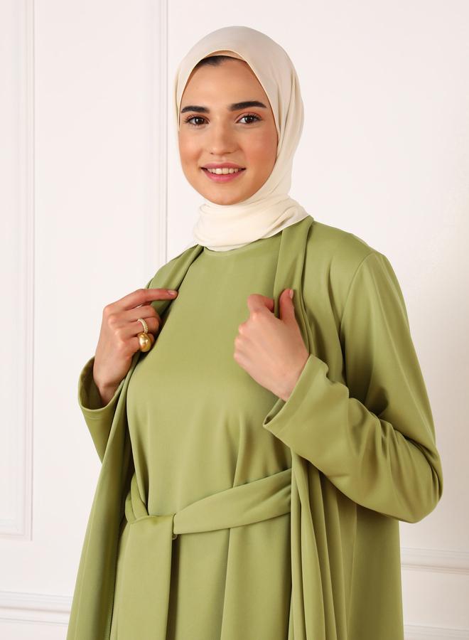 رفقة من مودانيسا فستان ماكسي أخضر زيتوني برباط خصر من رفقة مع طقم كيمونو من مودانيسا - Image 5
