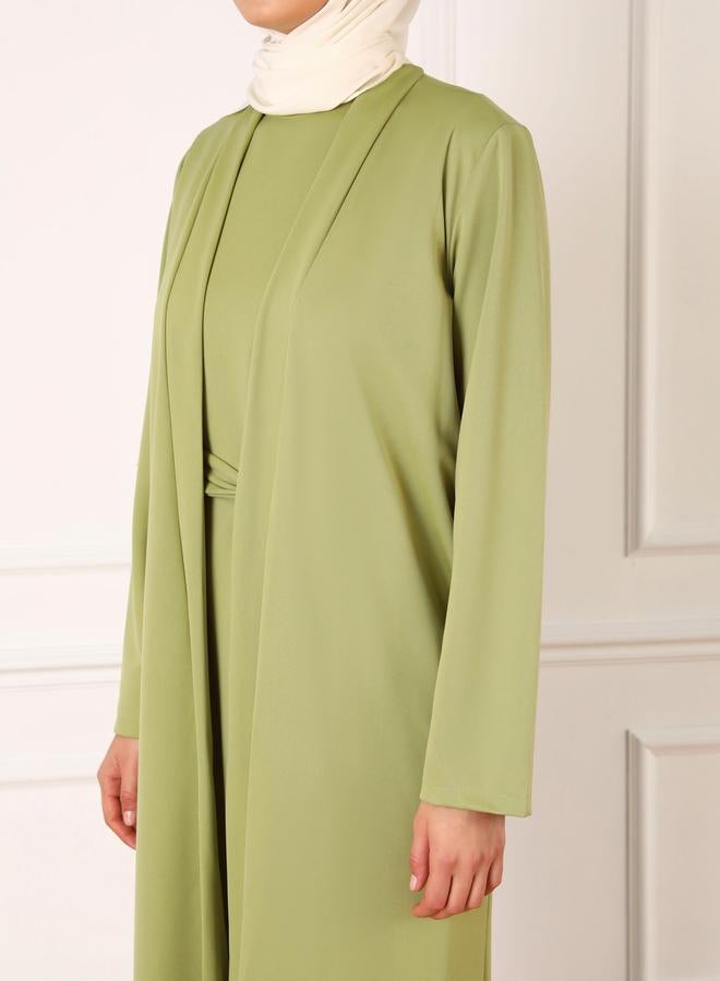 رفقة من مودانيسا فستان ماكسي أخضر زيتوني برباط خصر من رفقة مع طقم كيمونو من مودانيسا - Image 3