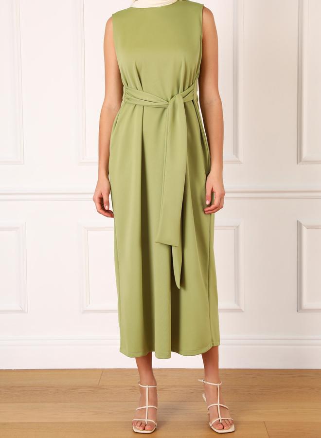 رفقة من مودانيسا فستان ماكسي أخضر زيتوني برباط خصر من رفقة مع طقم كيمونو من مودانيسا - Image 4