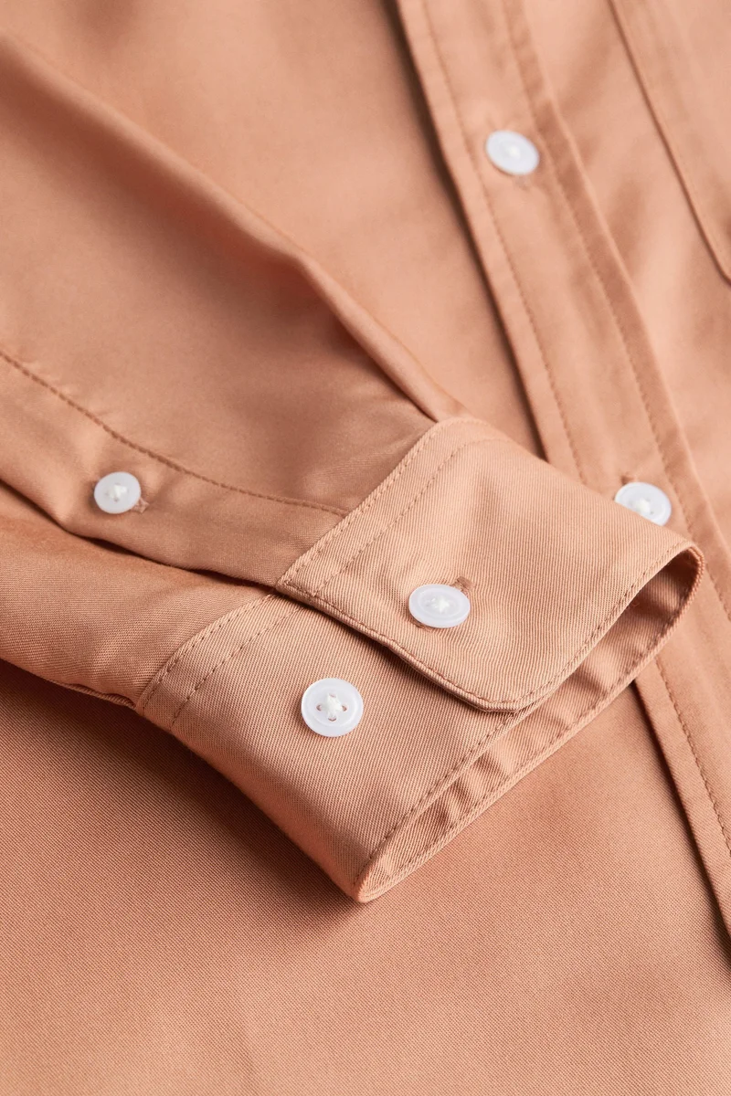 اتش اند ام قميص ليوسل بقصة عادية بياقة جد