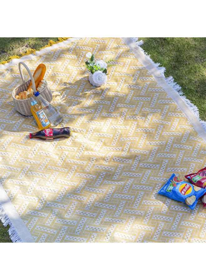 سجادة نزهة من قماش الجينز ذات شبكة صفراء، بطانية تخييم خارجية، وسادة طاولة جوية للخروجات