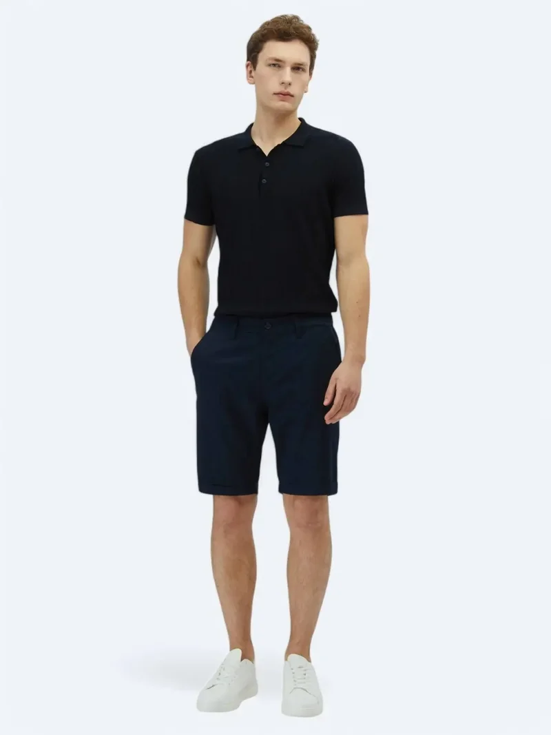 كيب شورت برمودا قطني مخلوط، بلون أزرق داكن، بقصة ضيقة، مناسب للإطلالات الكاجوال.