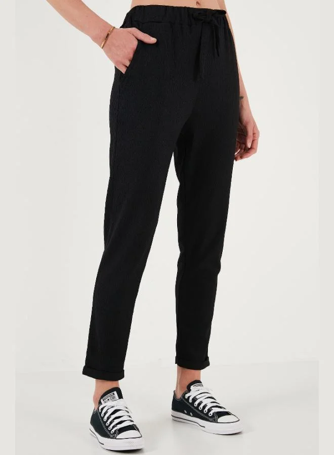 ليلا بنطلون نسائي ضيق بقصة قصيرة وخصر مربوط وجيوب