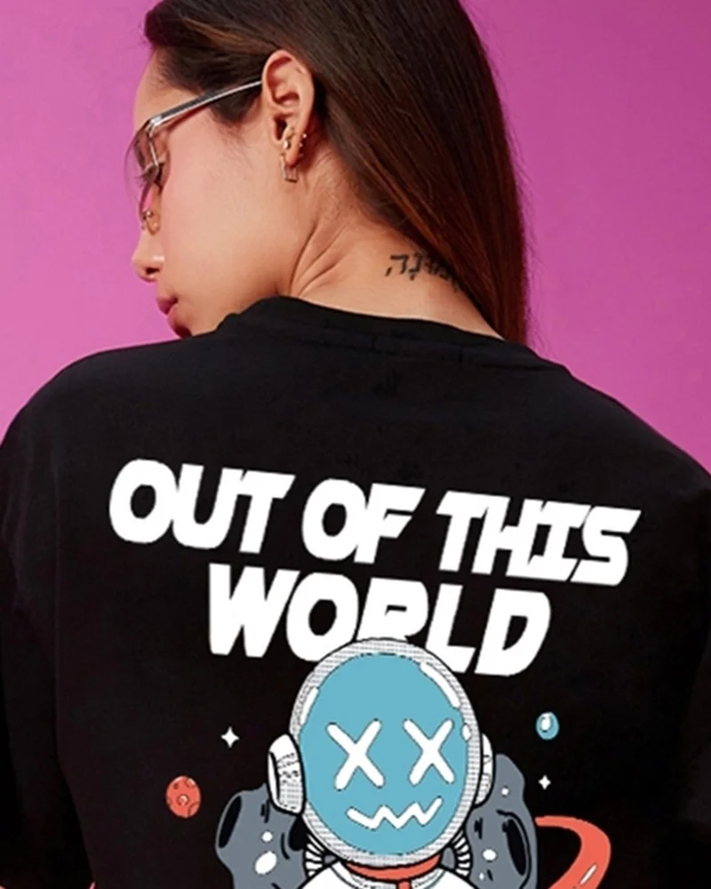 بيواكوف تيشيرت نسائي أسود مطبوع برسومات كن فضوليًا بقصة واسعة