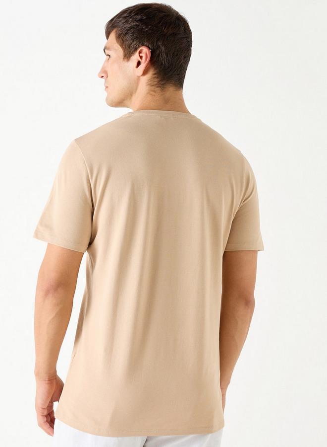 ايكونيك تيشيرت بياقة ضيقة وأكمام قصيرة وطبعات شعار من آيكونيك - Image 3