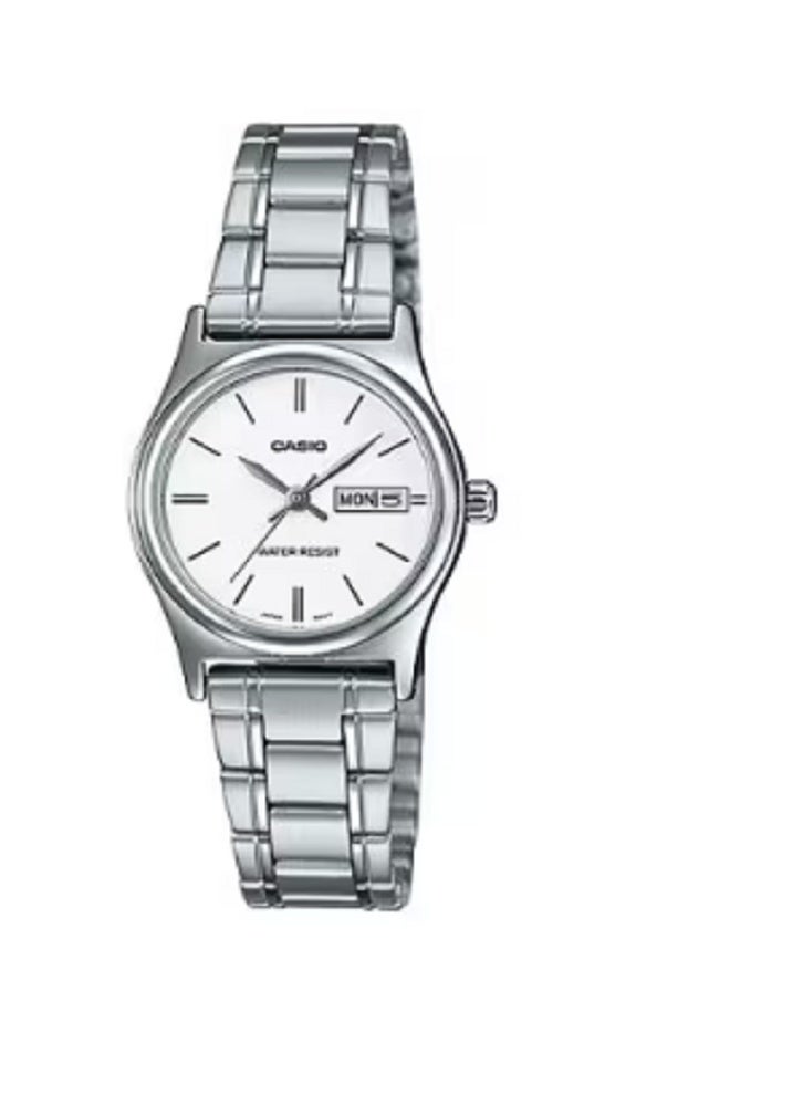 ساعة كاسيو النسائية التناظرية المصنوعة من الفولاذ المقاوم للصدأ LTP-V006D-7B2UDF | ميناء أبيض أنيق بأرقام رومانية، وعرض لليوم والتاريخ، وسوار فضي اللون