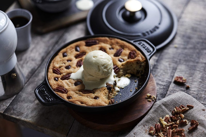 STAUB طبق ساخن دائري من الحديد الزهر مع غطاء، 7" - أسود غير لامع - 1332025 - Image 4