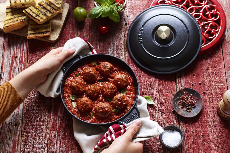 STAUB طبق ساخن دائري من الحديد الزهر مع غطاء، 7" - أسود غير لامع - 1332025 - Image 3