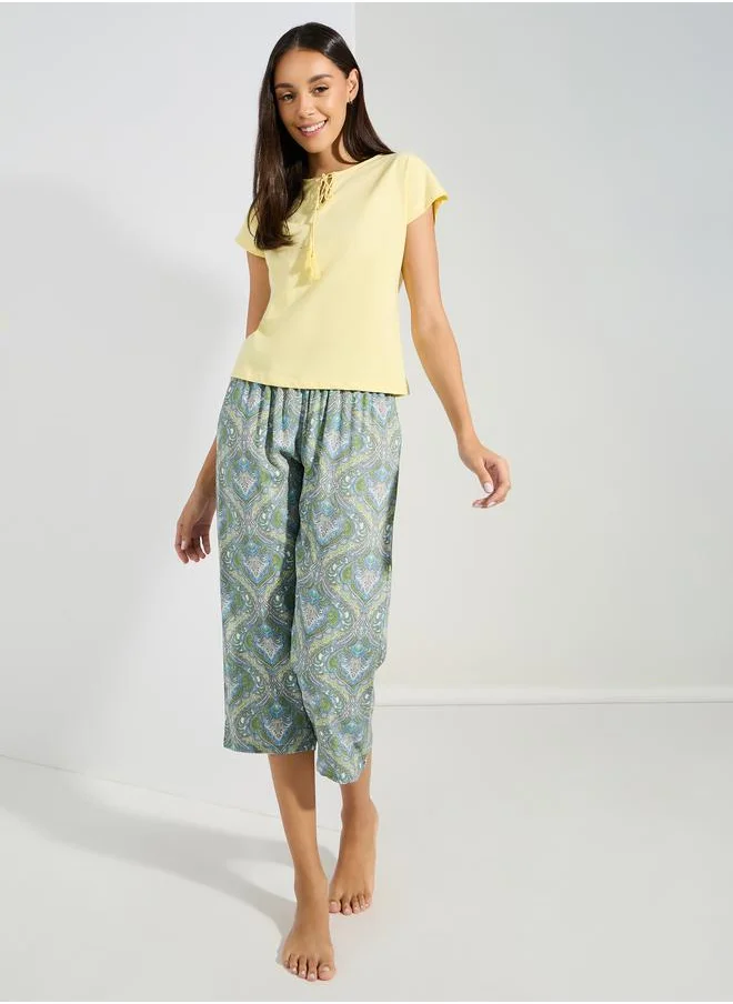 ستايلي Tassel Tie T-Shirt & Damask Capri Set