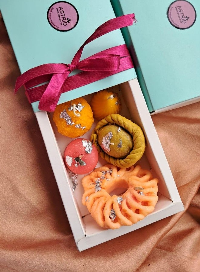 أستريد شموع أستريد للحلويات موداك، شمعة لادو - شمع الصويا الفاخر المعطر، غانيش تشاتورثي، ديوالي، نافراتري، هدايا مباركة، عبوة هدايا، عبوة من 5 قطع، زينة ديوالي (حلويات متنوعة (عبوة من خمس قطع)) - Image 1