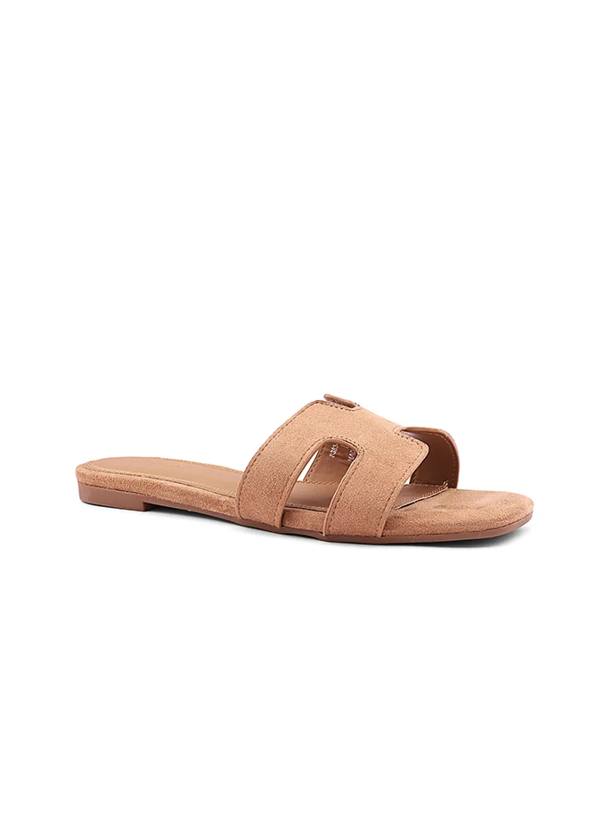 أيقون Comfortable flat sandal with soft upper and flexible sole.