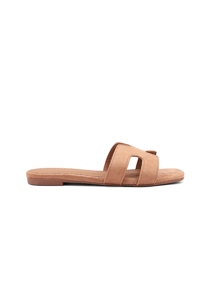 أيقون Comfortable flat sandal with soft upper and flexible sole.