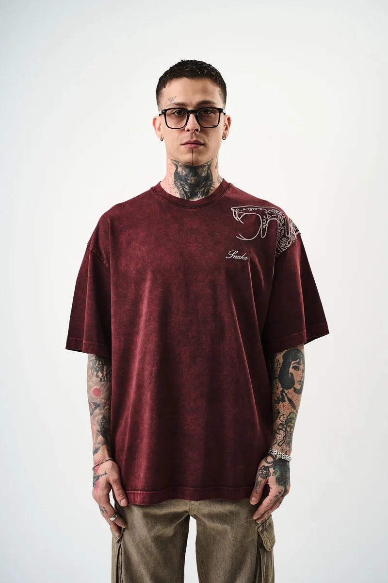 ريسباير تيشيرت رجالي واسع مطرز بالثعبان، لون خمري