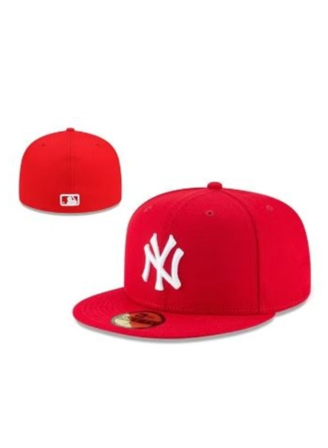 NEW ERA قبعة نيويورك يانكيز الحمراء ذات الشكل المناسب مع شعار NY المطرز وشارة MLB - الحجم 58.7 سم