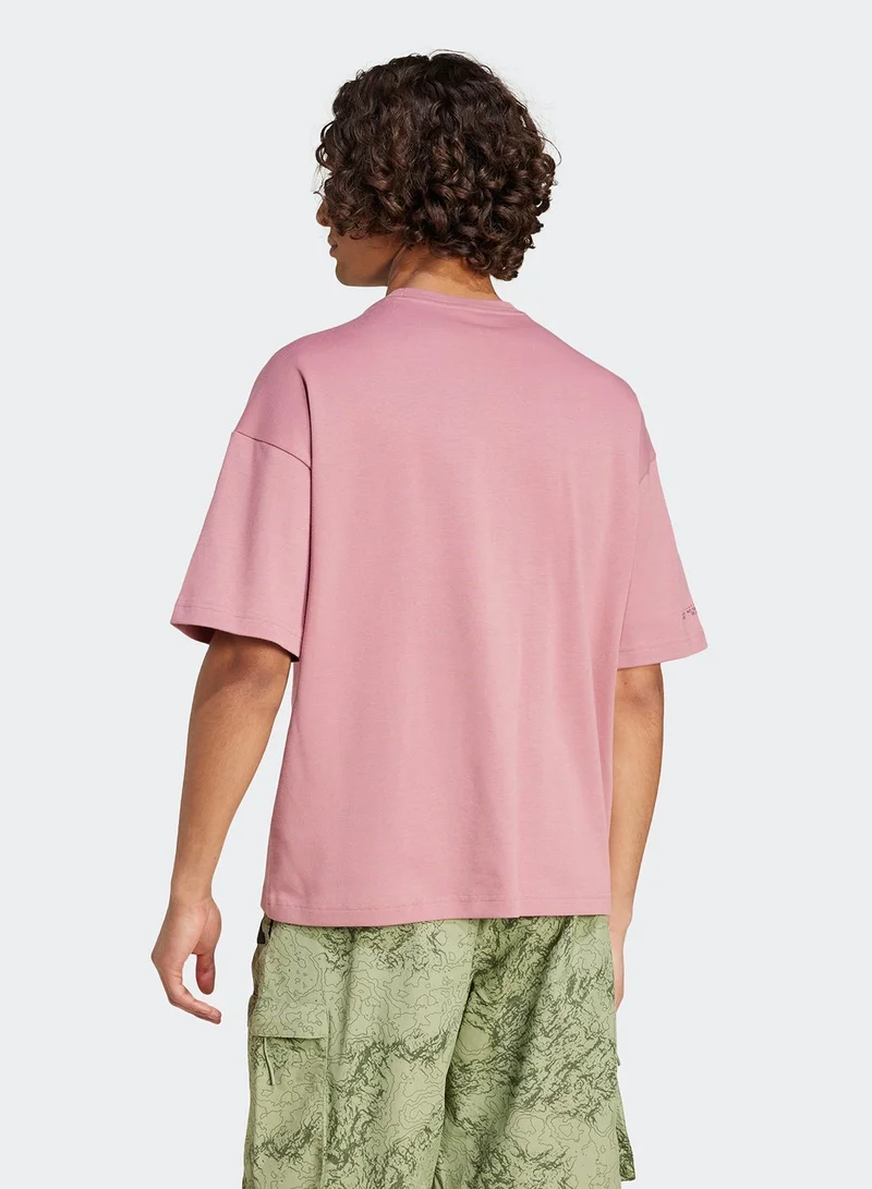 اديداس تيشيرت بطبعة مدينة الهروب