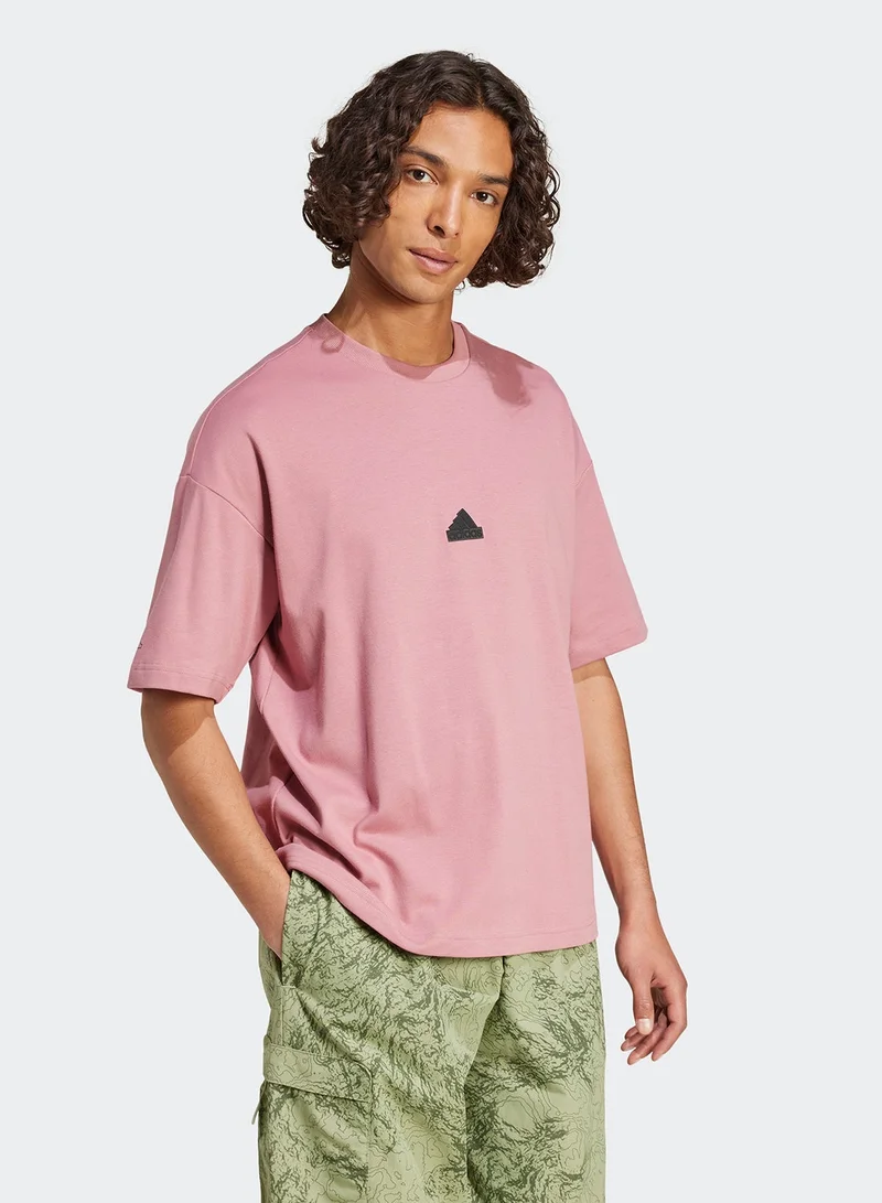 اديداس تيشيرت بطبعة مدينة الهروب